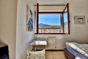 a room with a small table and a window at Bella Aqua Lake in Acquaseria