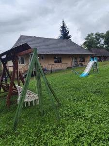 a yard with two swings and a slide at La Elias in Breb