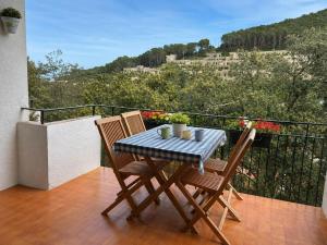 ein Tisch und zwei Stühle auf einem Balkon in der Unterkunft Mas Mato, 25, 3B in Begur