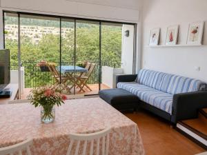 ein Wohnzimmer mit Sofa und Tisch in der Unterkunft Mas Mato, 25, 3B in Begur
