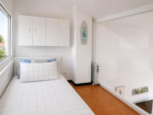 ein kleines Zimmer mit einem Bett und einem Fenster in der Unterkunft Mas Mato, 25, 3B in Begur