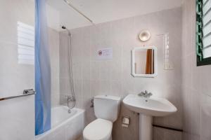 Koupelna v ubytování Hotel Germán + 39 fotografií