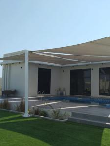 Piscina a استراحة سما o a prop