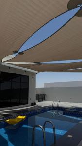 Piscina a استراحة سما o a prop
