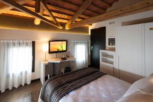 TV a/nebo společenská místnost v ubytování Villa Solaris Hotel & Residence