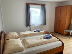 two twin beds in a room with a window at Gästezimmer am Bauernhof in Behamberg +48 photos