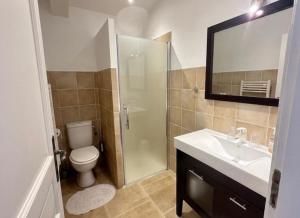 a bathroom with a shower and a toilet and a sink at Villa Les Lucioles - Chambre indépendante - Piscine privative - Petit déjeuner - Parking in Valbonne