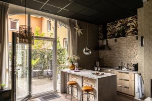 a kitchen with a counter and stools in a room at Appartement B&B In de Gulde Steur in Deventer