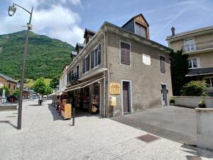 a building on the side of a street at Le Som' des Pyrénées in Luz-Saint-Sauveur