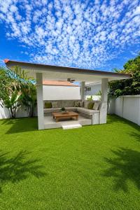 a backyard with a couch and a green lawn at Tropical villa - Private pool - 3 bedrooms in Ko Phangan