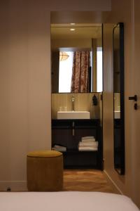 ein Badezimmer mit Waschbecken und Spiegel in der Unterkunft Best Western Lyon Saint-Antoine in Lyon + 22 Fotos