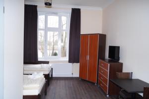 Cette chambre comprend 2 lits et une fenêtre. dans l'établissement MY-BED Hamburg, à Hambourg