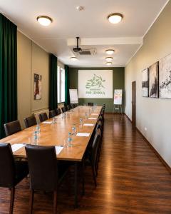 a large conference room with a long table and chairs at Pensjonat Pod Jemiołą in Ciechocinek