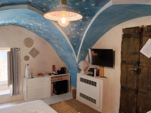 a room with a ceiling with a painting on it at B&B "Pulia Dimore Salentine" in Alessano