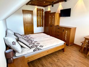 a bedroom with a bed and a dresser at Gorczański Wierch in Maniowy