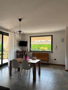 a living room with a table and chairs and a window at Ca Sofia in Cervere