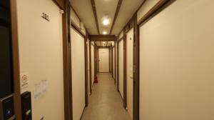 ein Korridor von Korridoren in einem Bürogebäude in der Unterkunft Dal Hotel in Seoul + 6 Fotos