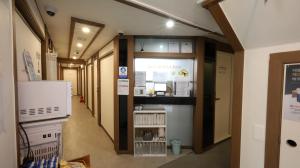 Ein Krankenhausflur mit einem Kühlschrank und einer Tür in der Unterkunft Dal Hotel in Seoul