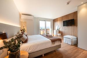 a bedroom with a large bed and a window at Hotel Gamongoa in Rentería +25 photos