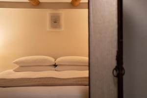a mirror reflection of a bed with white pillows at The Seaes Hotel & Resort in Seogwipo