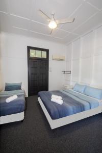 Un pat sau paturi într-o cameră la Hotel Richards