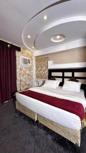 a bedroom with a large bed in a room at Al Majaridah Hotel in Al Majaridah