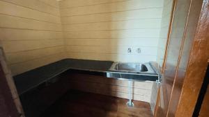 a small kitchen with a sink in a room at North Sky Stays Bir in Bīr