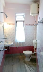 Deki Lodge في كاليمبونج: حمام مع مرحاض ومغسلة ونافذة