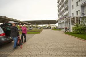 two people are getting out of a car at Hotel Weimarer Berg in Apolda