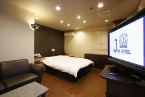 A television and/or entertainment centre at Hotel Joy (Adult Only)