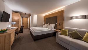 Postel nebo postele na pokoji v ubytování Eden Boutique Hotel