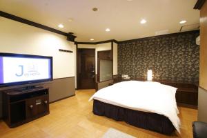 A television and/or entertainment centre at Hotel Joy (Adult Only)