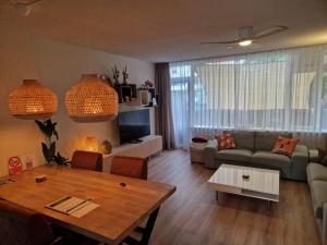a living room with a table and a couch at Kintsugi in Alphen aan den Rijn