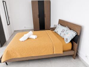 a bedroom with a bed with two towels on it at Entre Ciel et Lagon in Mtsamboro