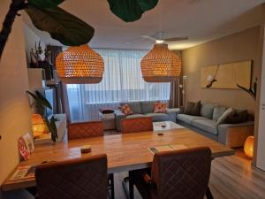 a living room with a table and a couch at Kintsugi in Alphen aan den Rijn