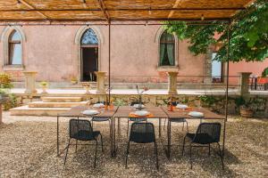 a table and chairs in front of a building at VILLA SUMAC 6, Emma Villas in Sortino