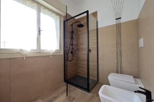 ein Badezimmer mit Dusche, Toilette und Waschbecken in der Unterkunft Karibu in Modena