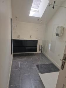 ein großes Badezimmer mit Badewanne und Waschbecken in der Unterkunft Zéline in Montholon + 17 Fotos