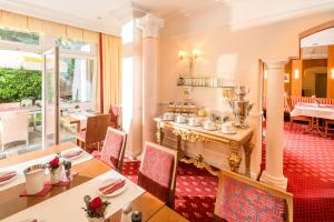 a dining room with a table and chairs and a room with a dining room at Hotel Asemann Planegg in Planegg