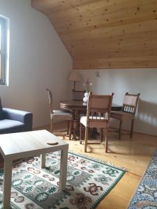 a living room with a table and chairs at VIG 2 in Njegovuđa