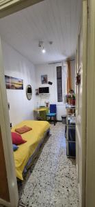 ein Schlafzimmer mit einem gelben Bett in einem Zimmer in der Unterkunft Bastia-Room in Bastia