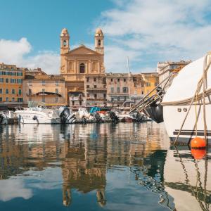 Eine Gruppe von Booten liegt in einem Hafen vor Anker. in der Unterkunft Bastia-Room in Bastia
