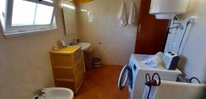 a small bathroom with a sink and a toilet at Casa Dominique in São Pedro do Corval +24 photos