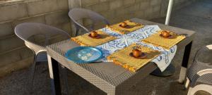 a table with a blue plate on top at Casa Dominique in São Pedro do Corval