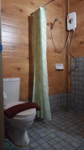 een badkamer met een toilet en een douchegordijn bij Forest Park Resort in Sangkhom