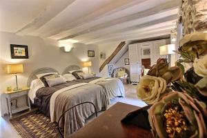 a bedroom with two beds in a room at Au charme de la forêt in Belle-Isle-en-Terre
