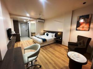 a hotel room with a bed and a table and chairs at Hotel Cloud by ARIENA in Phundardih