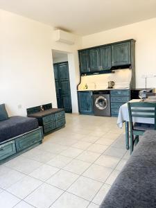 a living room with a couch and a table at Traumhaftes Studio mit Meerblick & Pool in Khlorakas