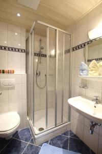 プルツにあるFerienwohnungen Danglのバスルーム(シャワー、トイレ、シンク付)