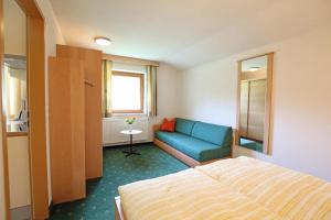 プルツにあるFerienwohnungen Danglのベッドとソファ付きのホテルルーム